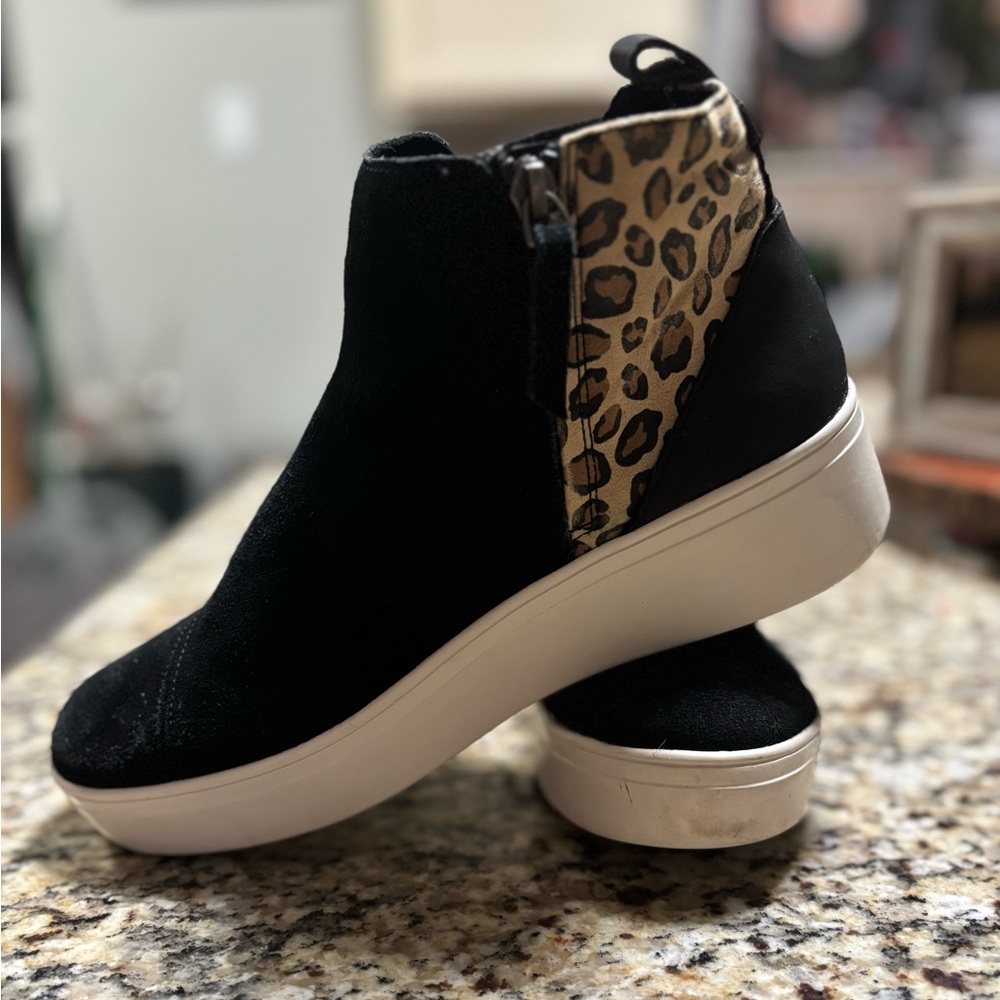 Women’s Tom’s black suede with cheetah print shoes. Size 8.
